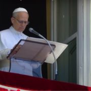 Papa León XIV inicia pontificado con mensaje de humildad y compromiso social