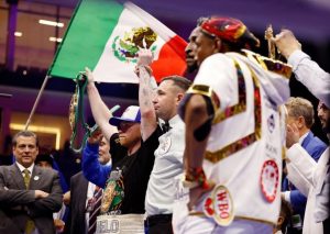Momento en que Canelo levanta los brazos como campeón indiscutible, aunque con gesto serio. Canelo no quedó a gusto con su victoria, pese a dominar en las tarjetas.