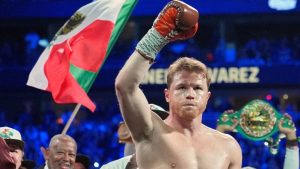 Canelo Álvarez, visiblemente inconforme, tras vencer a William Scull por decisión unánime en Arabia Saudita. “Scull no vino a pelear hoy”, declaró el campeón.