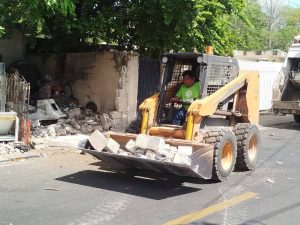La intervención fue solicitada por un familiar de los adultos mayores que habitaban entre la basura, preocupada por su salud y seguridad.