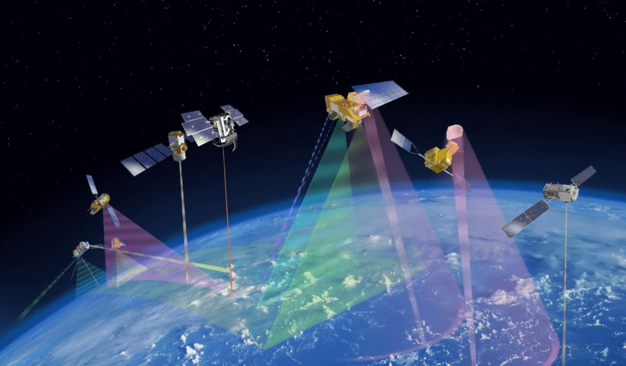 China lanza 12 satélites y apunta a dominar el espacio