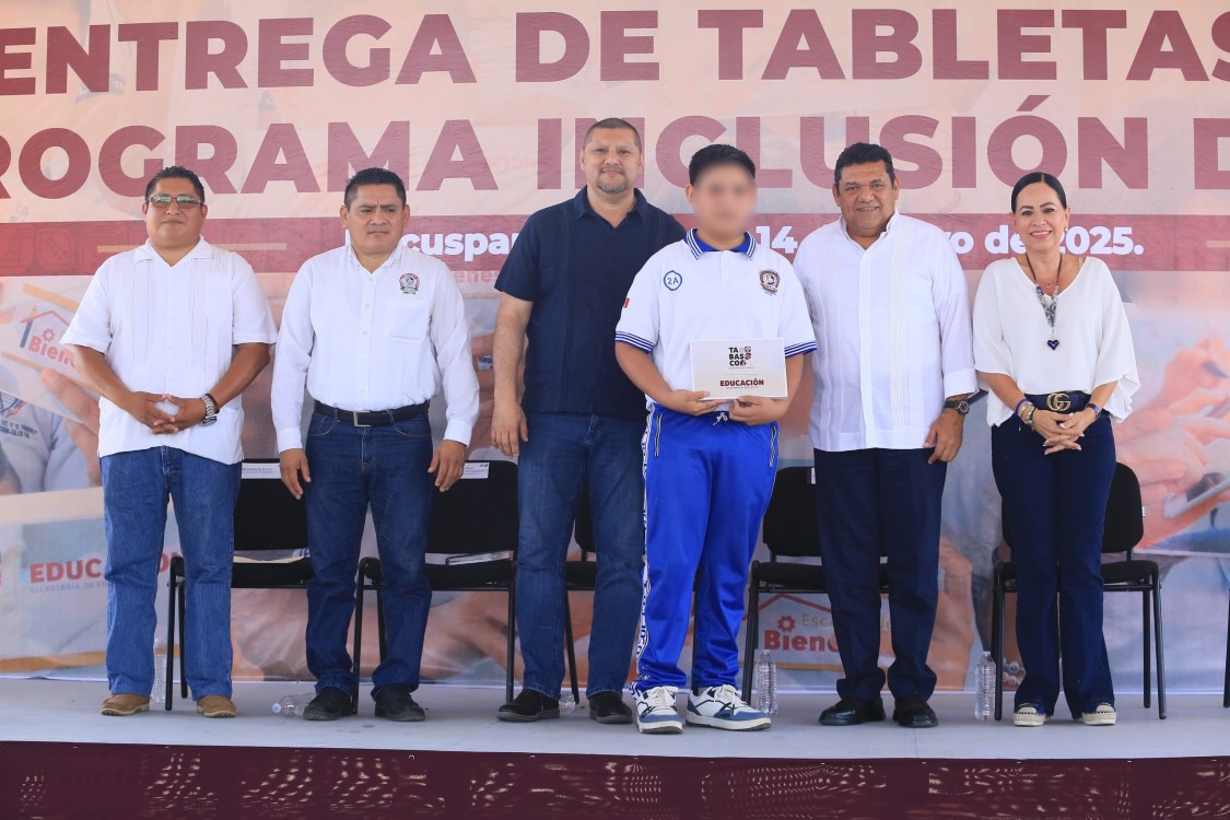 entrega de tabletas en Macuspana