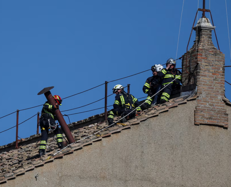 Vaticano comenzó la instalación de la chimenea en la Capilla Sixtina