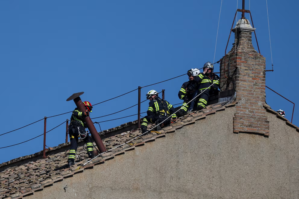Vaticano comenzó la instalación de la chimenea en la Capilla Sixtina