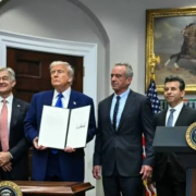 Trump firma decreto para bajar el costo de las medicinas