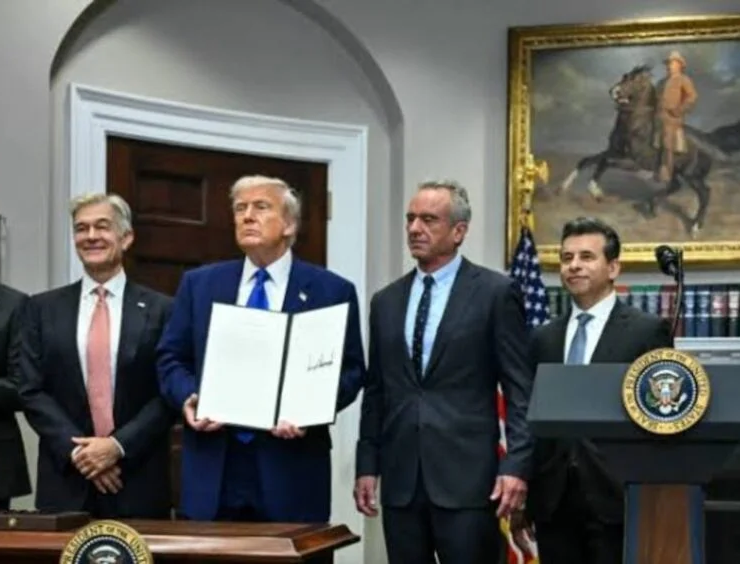 Trump firma decreto para bajar el costo de las medicinas