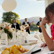 Justin Bieber le lleva mariachi a Hailey Bieber