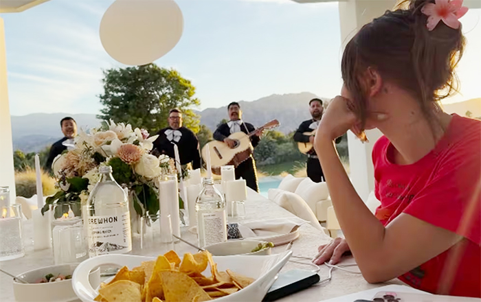 Justin Bieber le lleva mariachi a Hailey Bieber