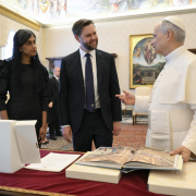 El papa León XIV, durante la reunión que mantuvo con el vicepresidente de Estados Unidos, JD Vance, y su esposa, Usha, este lunes en El Vaticano.