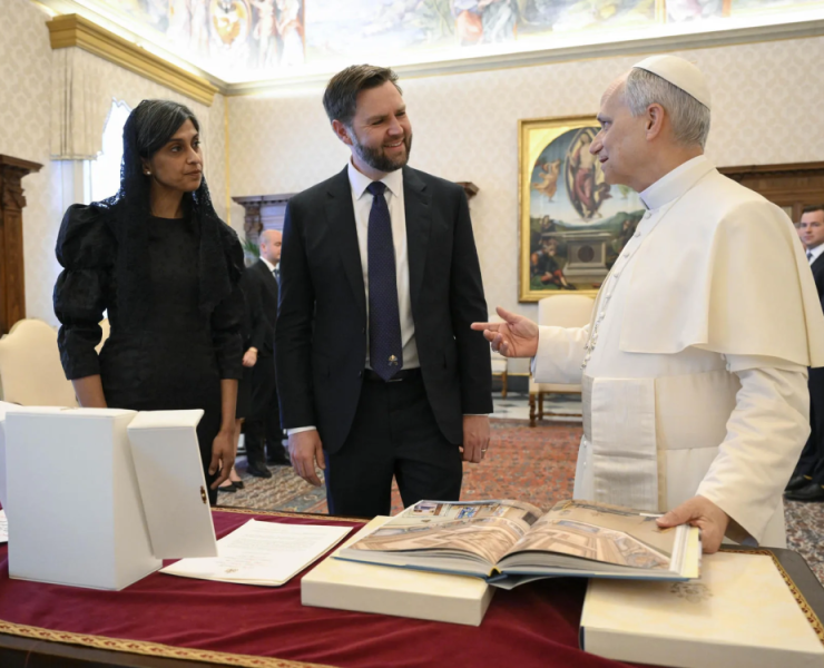 El papa León XIV, durante la reunión que mantuvo con el vicepresidente de Estados Unidos, JD Vance, y su esposa, Usha, este lunes en El Vaticano.