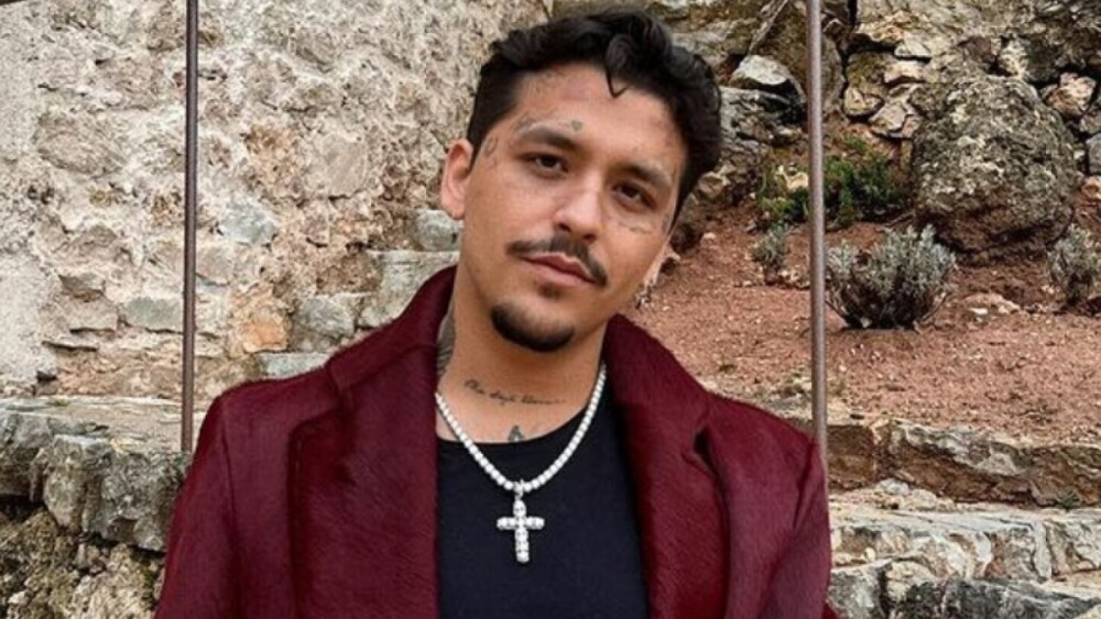 Christian Nodal es acusado de falsificar contratos