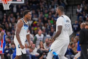 Anthony Edwards y Julius Randle celebran la victoria que selló el pase de los Timberwolves a la final del Oeste por segundo año consecutivo.