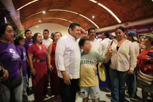 Visitantes disfrutan la experiencia sensorial del chocolate en el pabellón de Comalcalco, donde tradición y sabor se encuentran.