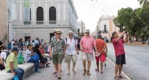 Turistas disfrutando del centro histórico de Mérida, reflejo del 59 por ciento de ocupación en hoteles durante marzo en Yucatán.
