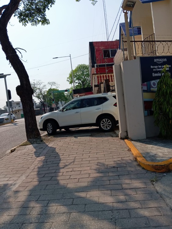 vehículo que subió a la banqueta