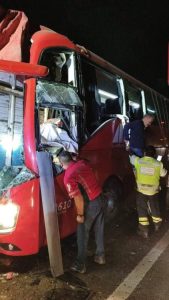 Dos fallecidos y más de 20 lesionados dejó un aparatoso accidente