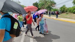 Maestros de la CNTE bloquearon los accesos principales del Aeropuerto de Mérida, generando caos vehicular y afectaciones a cientos de pasajeros.