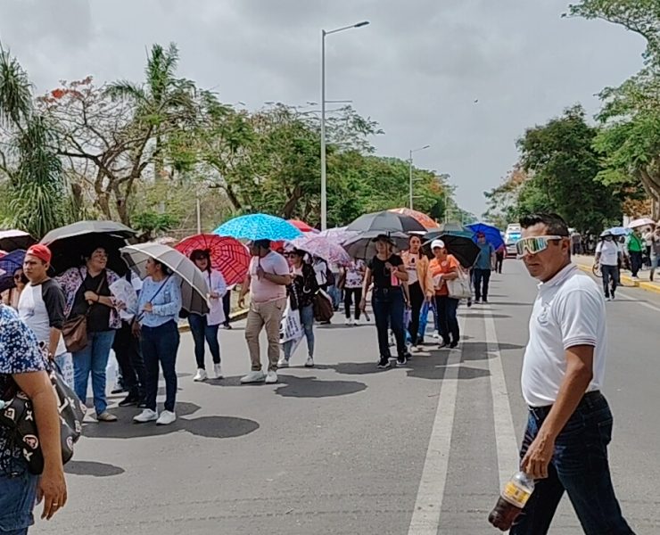 Caos en el Aeropuerto de Mérida por bloqueo de maestros