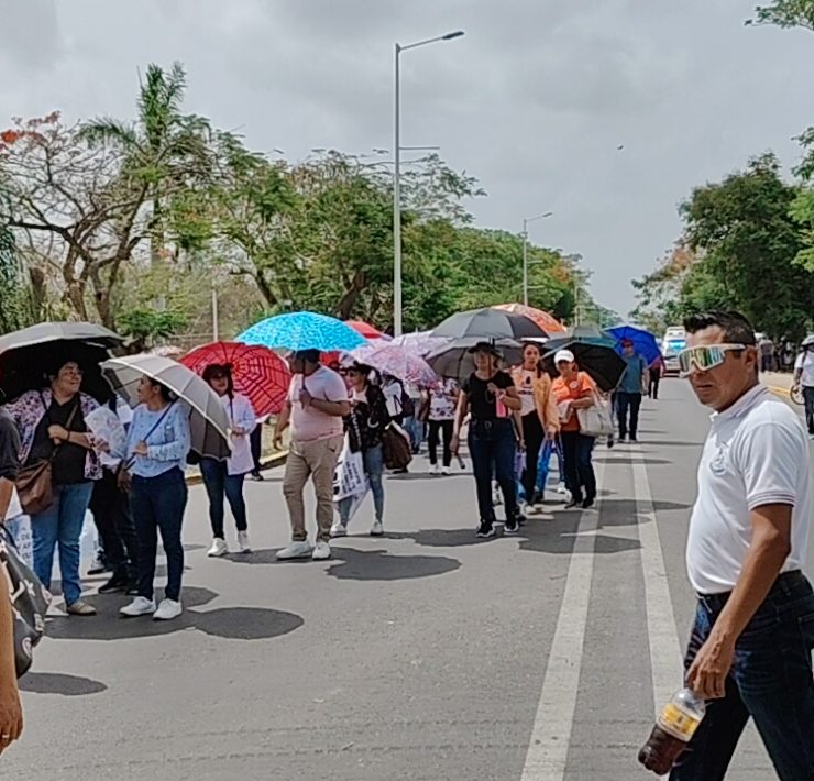 Caos en el Aeropuerto de Mérida por bloqueo de maestros