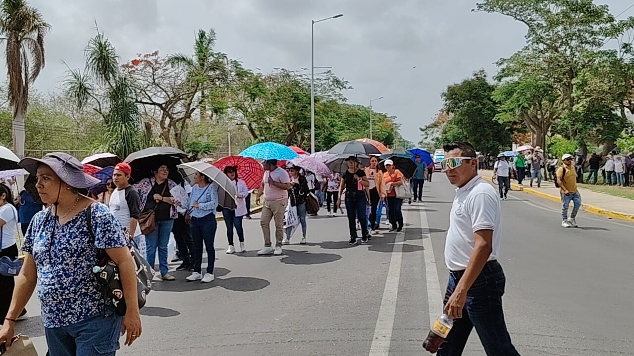 Caos en el Aeropuerto de Mérida por bloqueo de maestros