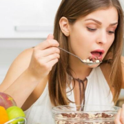 Los efectos negativos de comer rápido son más de los que crees