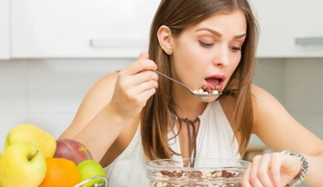 Los efectos negativos de comer rápido son más de los que crees
