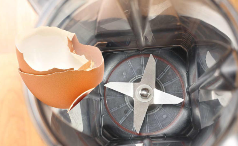 Truco casero con cascarón de huevo para afilar las aspas de la licuadora