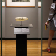 Museo muestra preservativo de del siglo XIX que se considera una pieza de... ¿Arte?