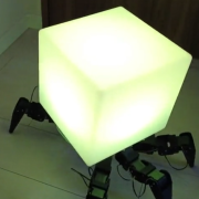 Japón crea una lámpara con patas para que te guíe en la oscuridad