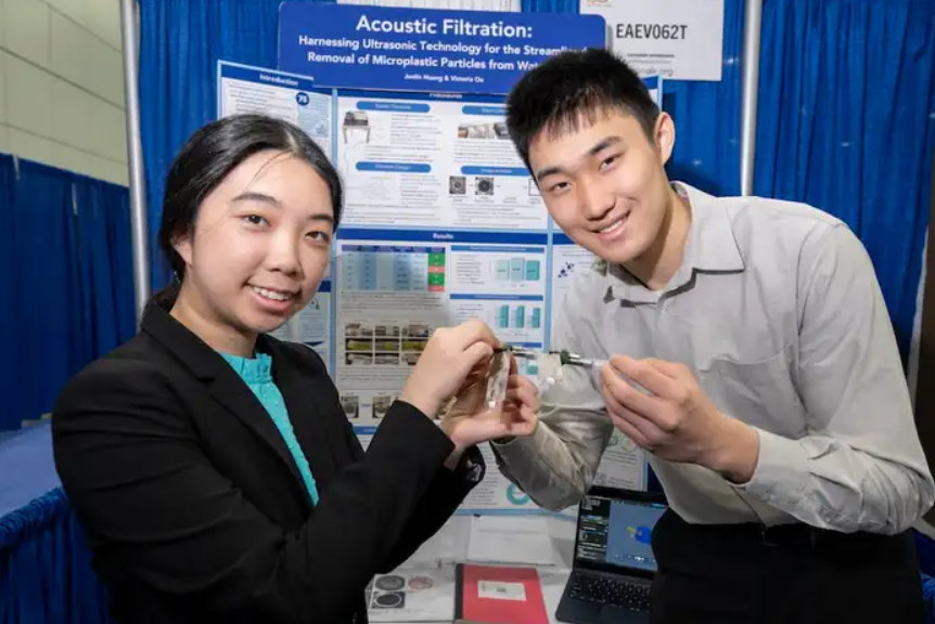 Adolescentes fabrican un filtro de microplásticos: ¿cómo funciona su invento?