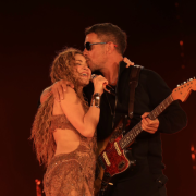 Shakira lanza piropo a Alejandro Sanz en pleno concierta y la novia de este responde