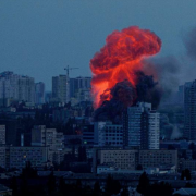 Rusia sigue atacando mientras habla de paz, Zelenski reporta gran ofensiva aérea