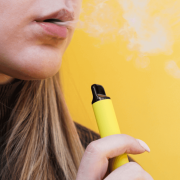 Los 'vapes' se prohíben en Reino Unido para luchar con está nueva adicción