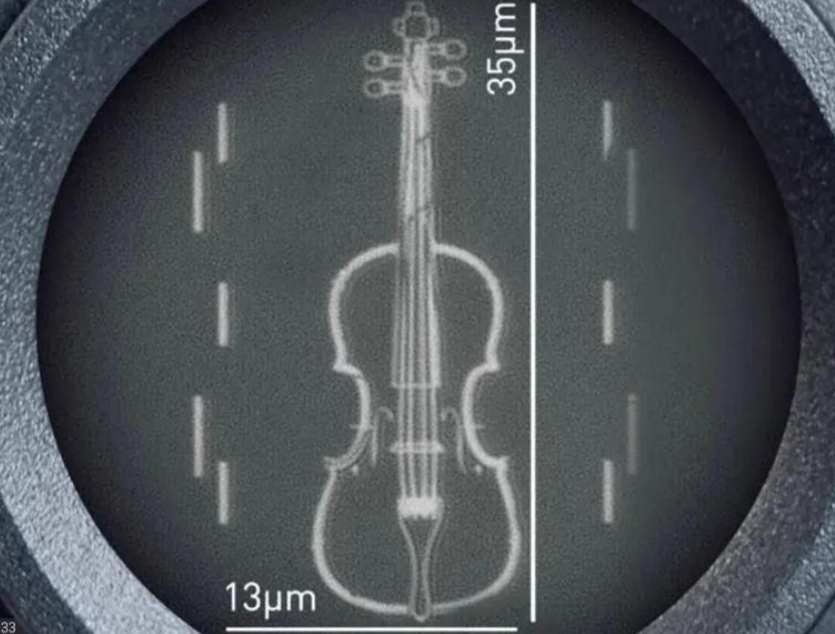 ¿Cómo se construyó este violín microscópico?