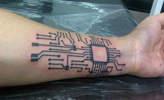 ¿Cómo funciona este tatuaje electrónico en la frente?