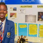 Joven crea un dispositivo para proteger a mujeres del abuso