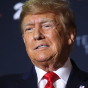 Trump frena redadas contra migrantes en la industria agrícola y la hostelería