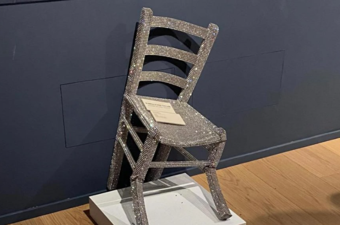 Un turista rompe una silla 'Van Gogh' por sentarse en ella dentro de un museo