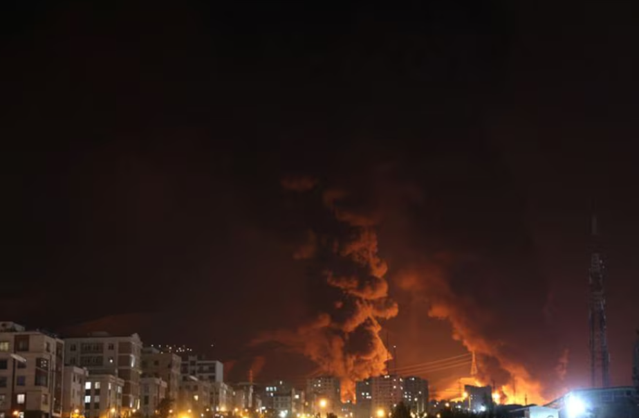Israel ataca aeropuerto de Irán y las tensiones solo aumentan ante posibles represalias