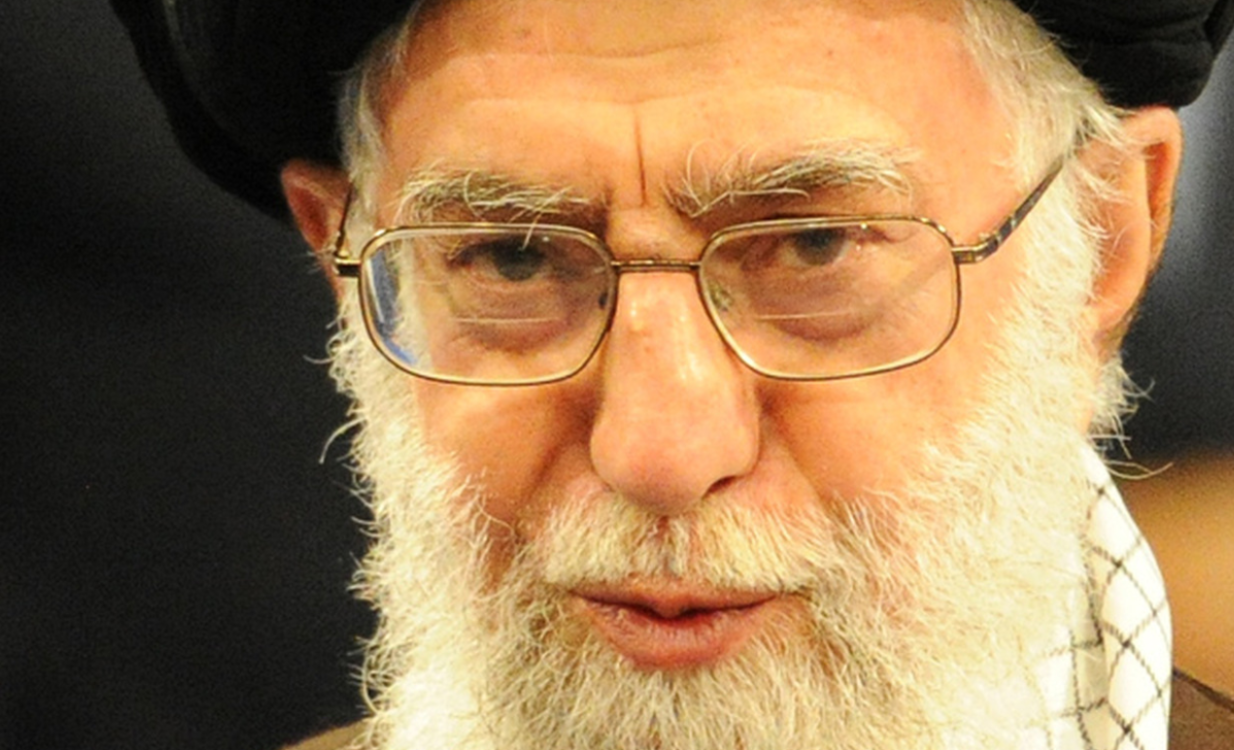 ¿Por qué el líder iraní fue reubicado de emergencia?