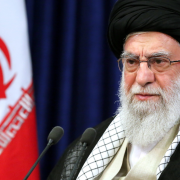 Líder de Irán a salvo en un búnker subterráneo con su familia