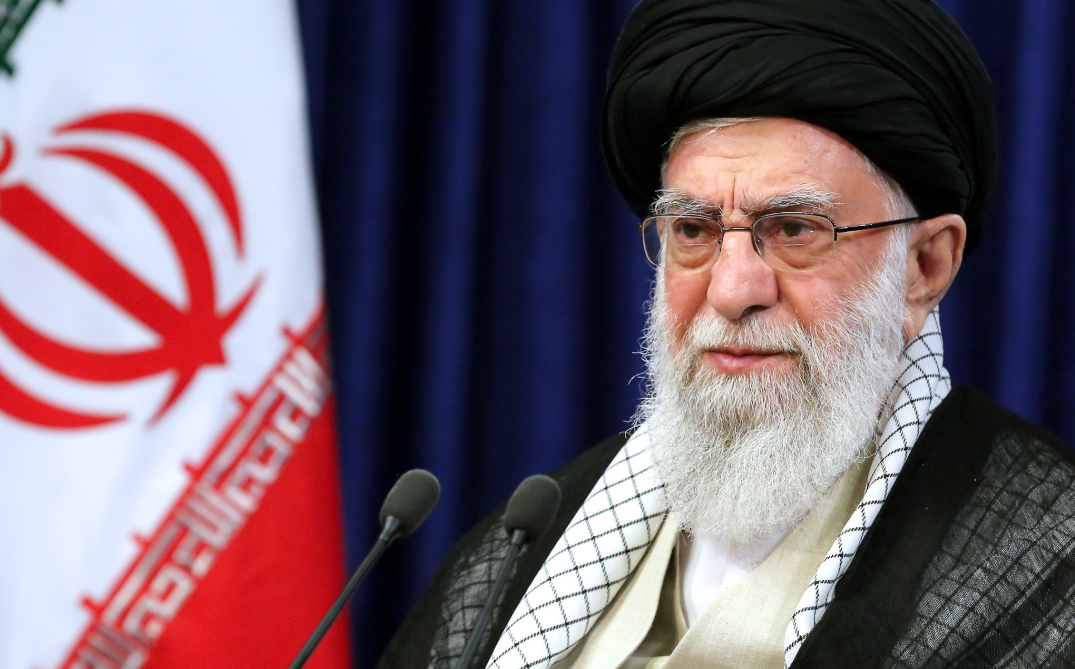 Líder de Irán a salvo en un búnker subterráneo con su familia