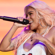 Karol G rinde homenaje a novelas en su nuevo disco "Tropicoqueta"