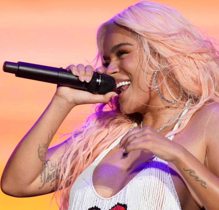 Karol G rinde homenaje a novelas en su nuevo disco "Tropicoqueta"