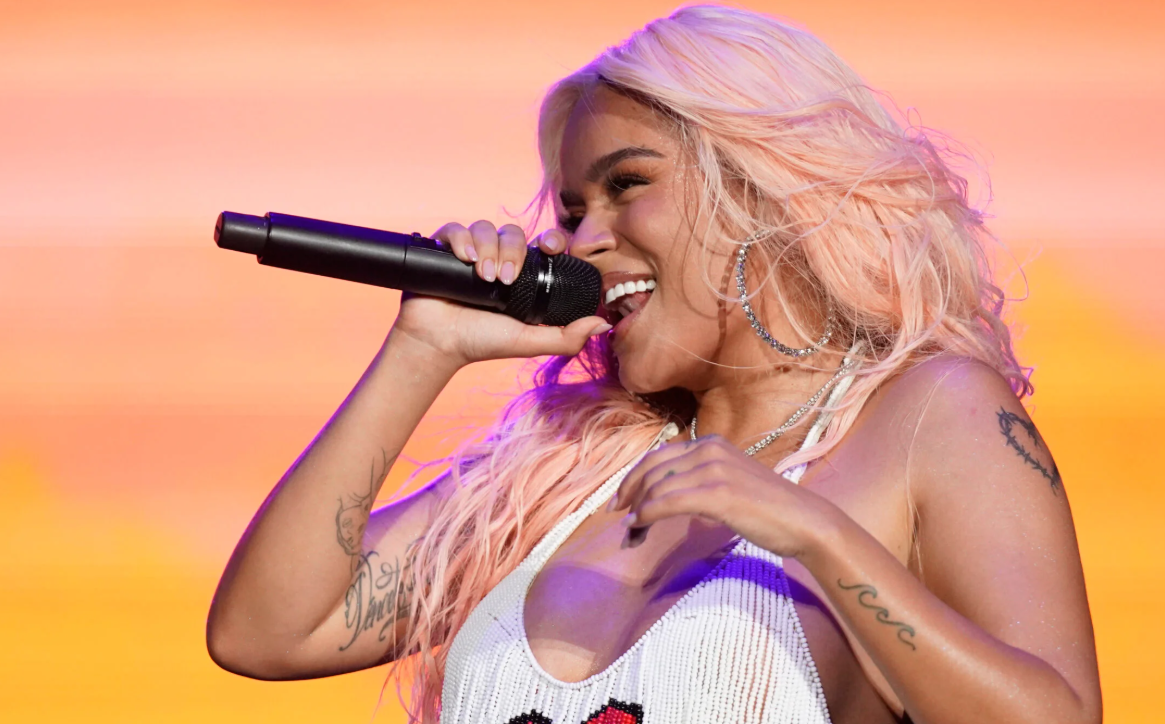 Karol G rinde homenaje a novelas en su nuevo disco "Tropicoqueta"