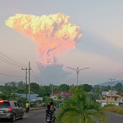 Alerta máxima en Indonesia por un volcán que acaba de hacer erupción