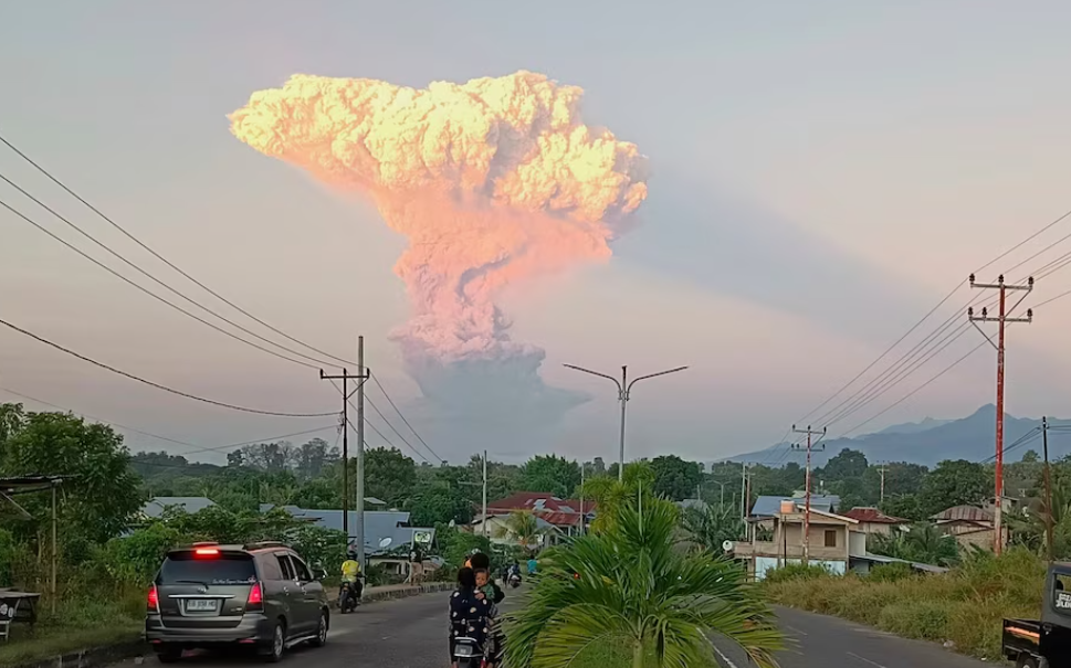 Alerta máxima en Indonesia por un volcán que acaba de hacer erupción