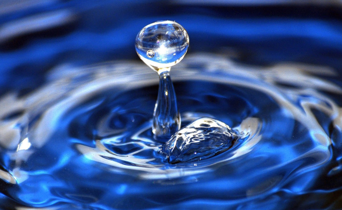 ¿Cómo funcionan los lentes hechos con gotas de agua?