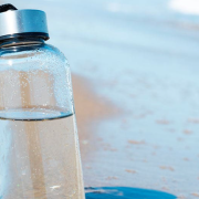 Una joven crea una botella que potabiliza el agua en cuestión de minutos