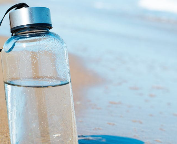 Una joven crea una botella que potabiliza el agua en cuestión de minutos